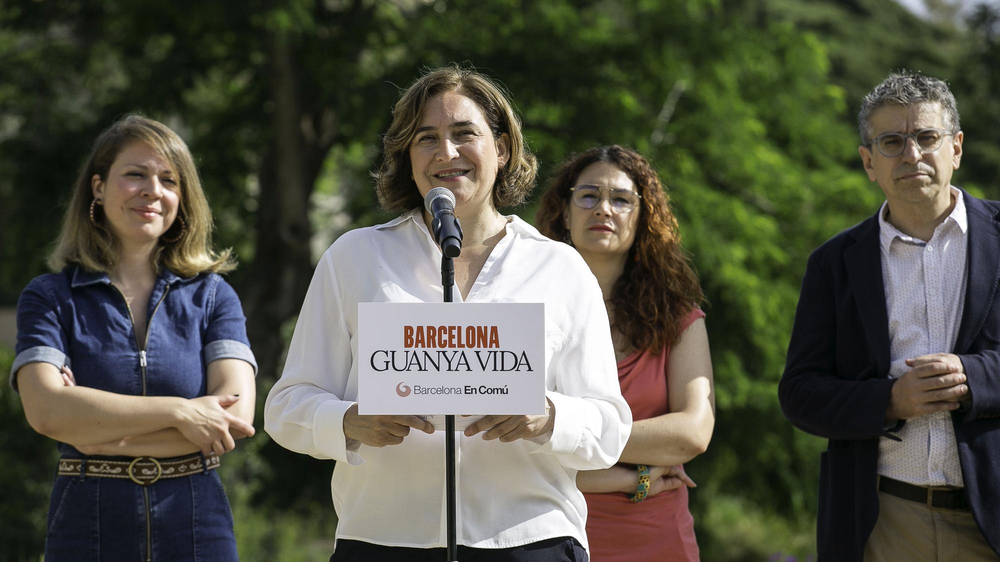 La alcaldesa de Barcelona, Ada Colau, acompañada de los tenientes de alcalde Janet Sanz, Laura Pérez y Jordi Martí, esta mañana en los jardines del Doctor Pla i Armengol