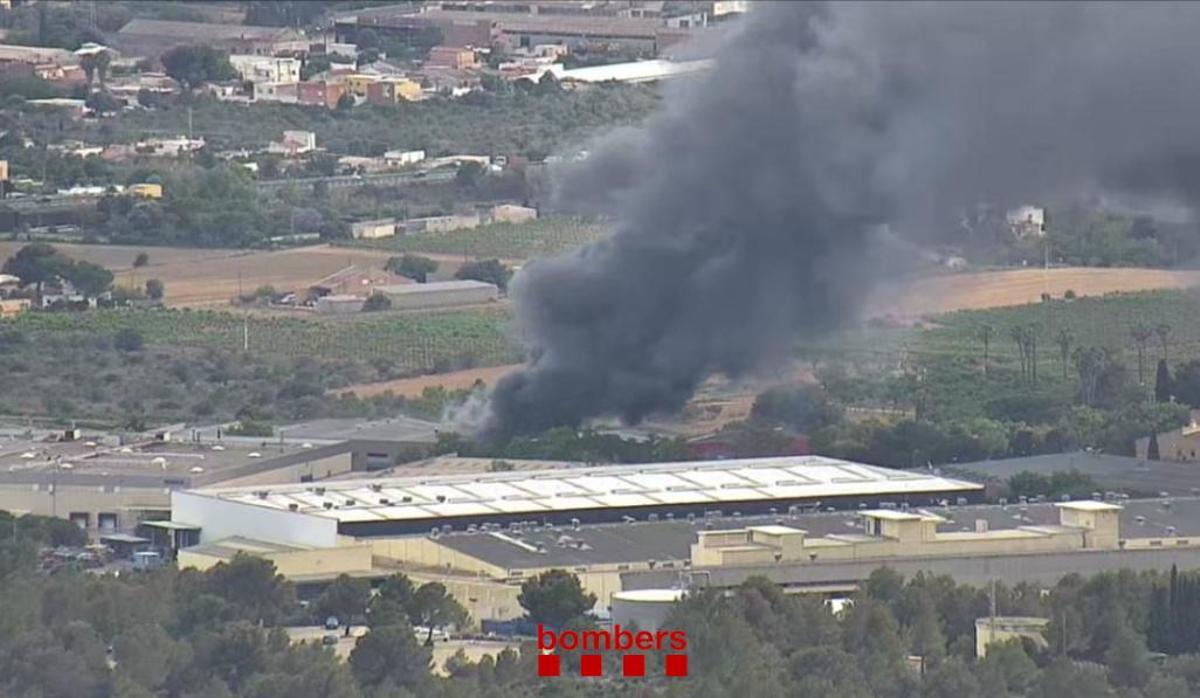 Els Bombers treballen en l’extinció d’un incendi en un punt net de Vilanova i la Geltrú