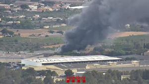 Els Bombers treballen en l’extinció d’un incendi en un punt net de Vilanova i la Geltrú