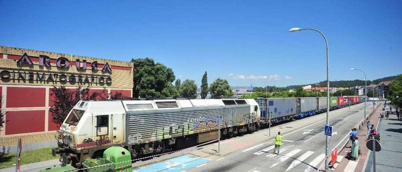 El tercer tren de mercancías que entra en el área urbana de Vilagarcía para dirigirse al muelle de Ferrazo. // Iñaki Abella