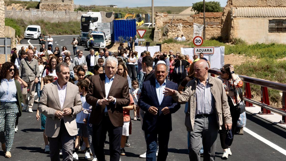 El consejero Octavio López ha inaugurado el nuevo puente en compañía del alcalde de Azuara, Joaquín Alconchel; el presidente de la Comarca Campo de Belchite, Carmelo Péz, y los vecinos de Azuara.