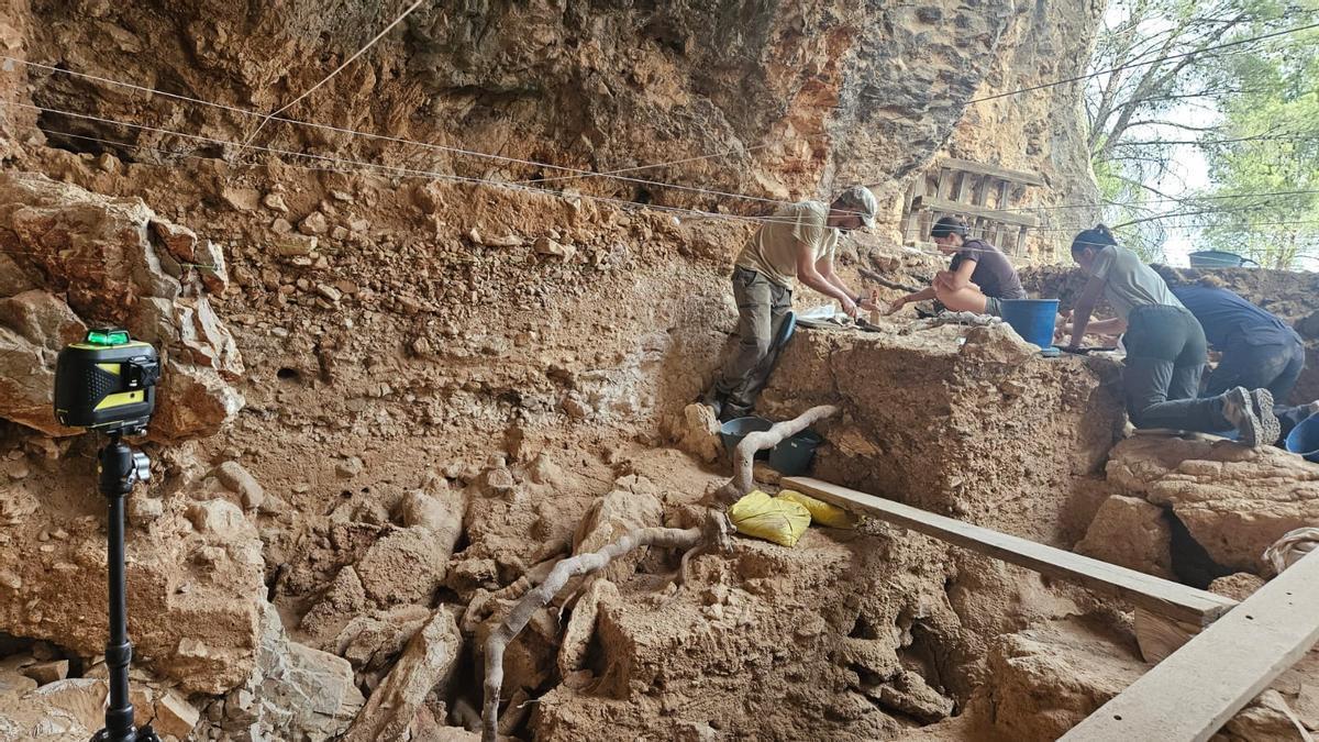 Una imagen de la campaña de excavación realizada este verano en la cueva de Aguilón.