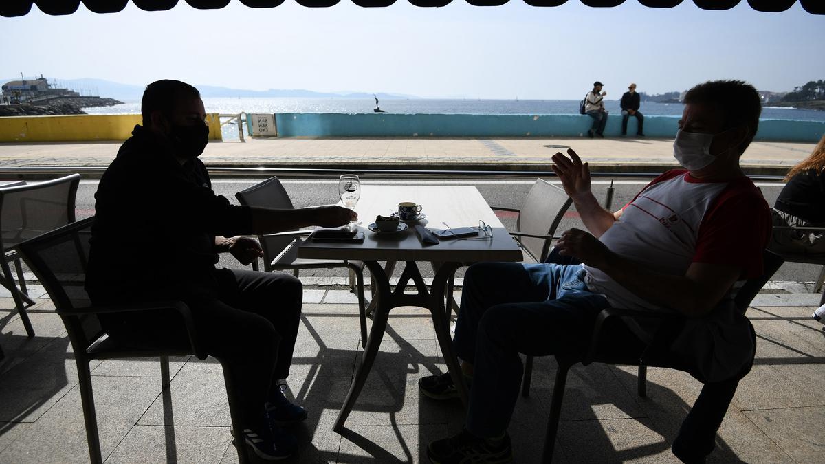 Dos clientes toman algo en una terraza de Sanxenxo