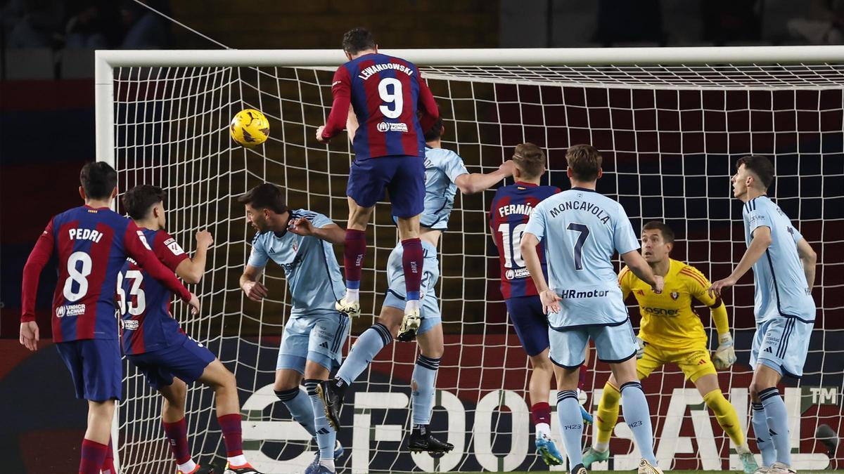 Lewandowski cabecea fuera en el Barça-Osasuna de Montjuïc.