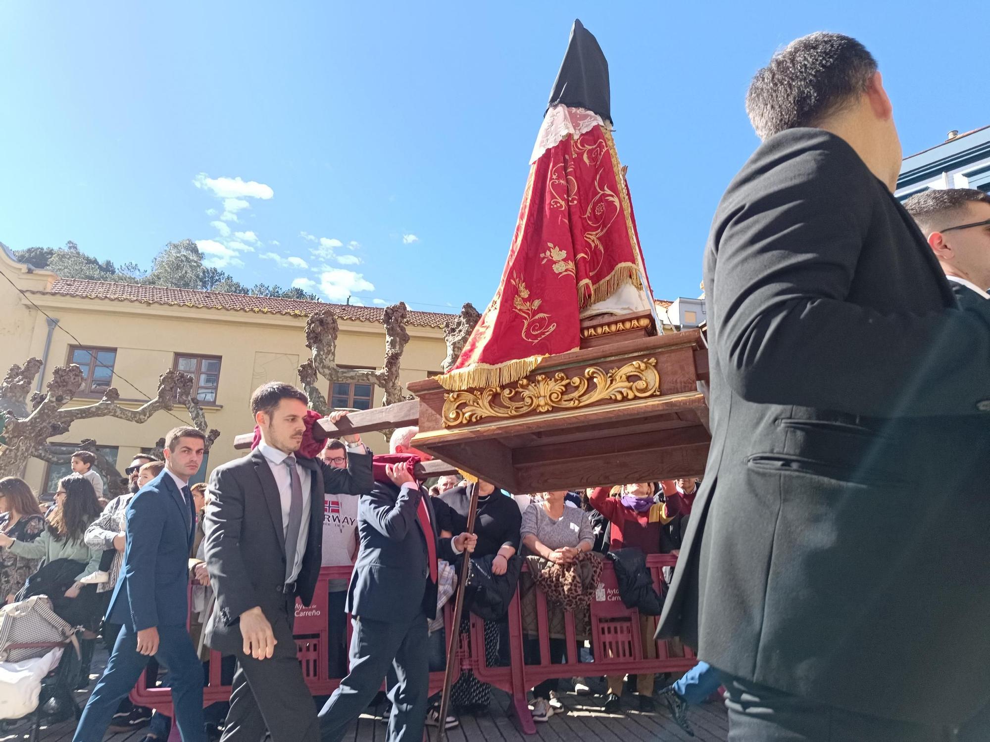 La procesión de "El Encuentro", pone fin a la Semana Santa candasina