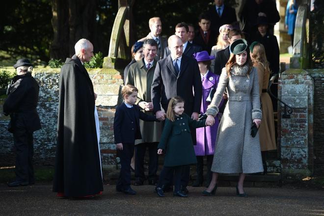Kate Middleton y el Príncipe William en la tradicional misa de Navidad