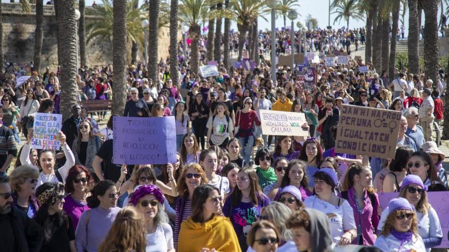 Gran despliegue de eslÃ³ganes entre las manifestantes del 8M por las calles de Palma.