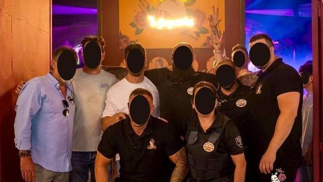 Foto que circuló en las redes sociales y en la que aparecen los dos Policías Nacionales.