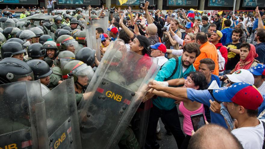 Capriles, gaseado durante las protestas contra Nicolás Maduro