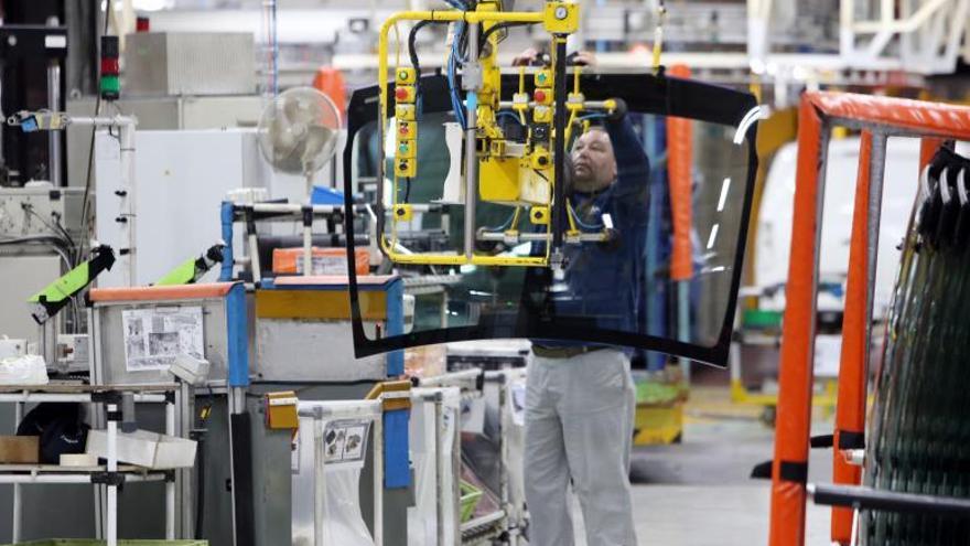 Un rabajador en la factoría de Stellantis Vigo