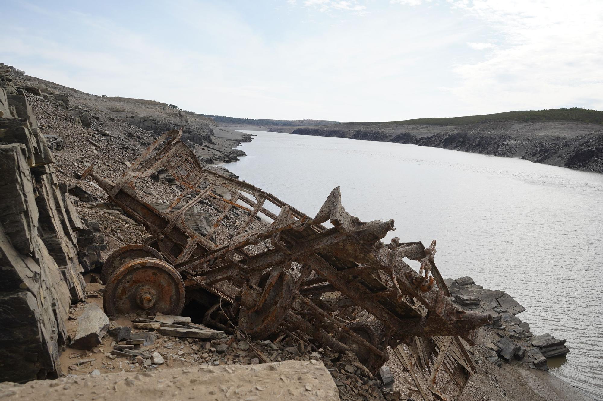 Vagones accidentados en 1964. sepultado por el embalse. 