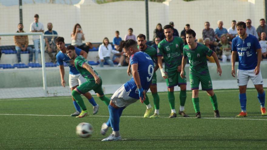 Raúl González patea el penalti que le da la victoria al Mar Menor. | MAR MENOR