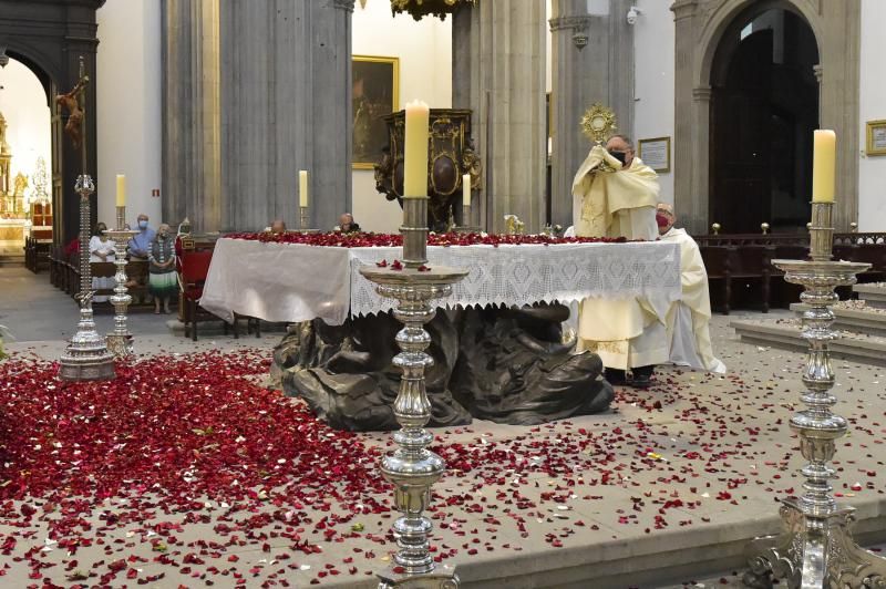 Fiesta de la Ascensión con la tradicional lluvia de pétalos