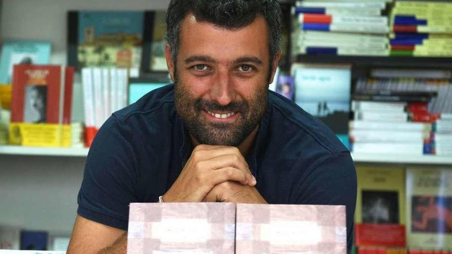 Nacho Carretero posa con dos ejemplares de &#039;Fariña&#039; en la última Feria del Libro de A Coruña.