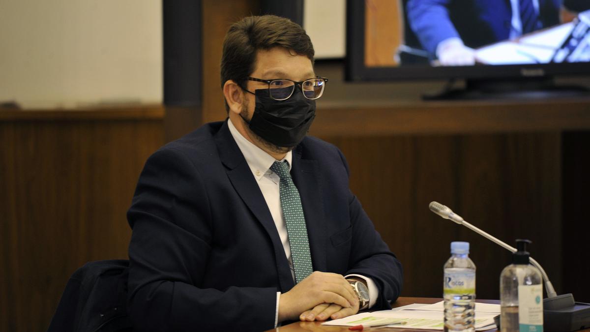 El director general de Tributos de la Junta de Extremadura, Francisco Javier García, en la Comisión de Hacienda.