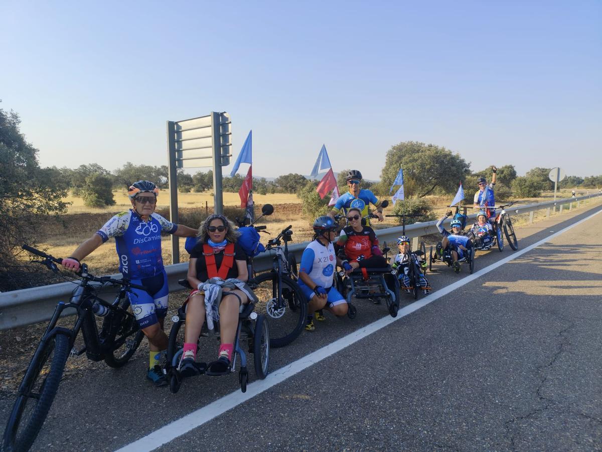 El equipo de DisCamino que realiza la Ruta de la Plata durante una parada en la última etapa.