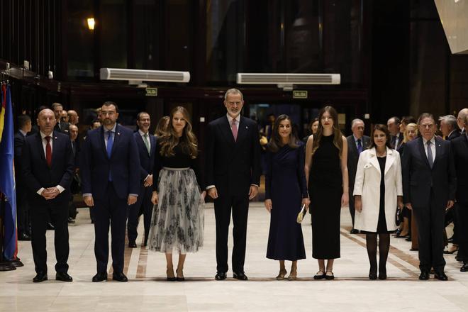 "EN IMÁGENES: Así fue la entrada de los invitados al concierto de los Premios Princesa en Oviedo"