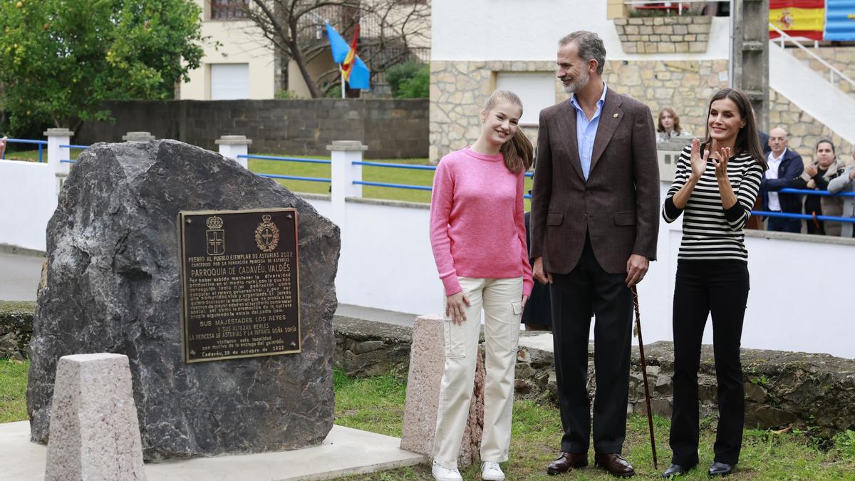 Los reyes Felipe y Letizia y la princesa Leonor en la visita al pueblo ejemplar de 2022