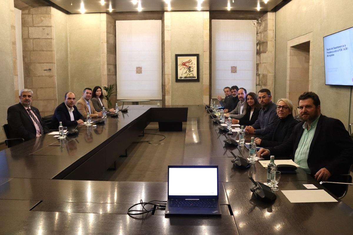 El conseller de la Presidència, Albert Dalmau, reunido con las entidades municipalistas