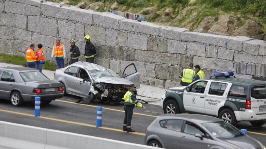 El coche accidentado en la Autovía do Morrazo.// Santos Álvarez