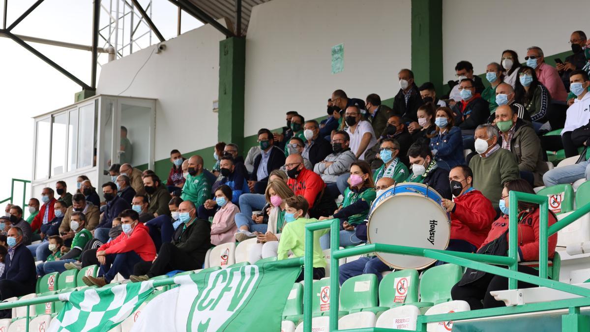 Afición del Villanovense, durante un partido.