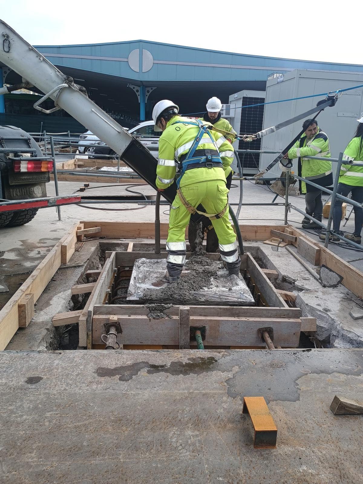 Las obras de cimentación de la futura pasarela entre estaciones de Oviedo.