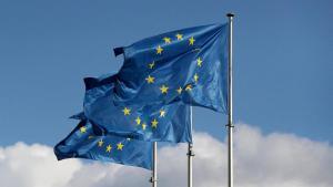 Banderas de la UE ondean en el exterior de la sede de la Comisión Europea, en Bruselas.