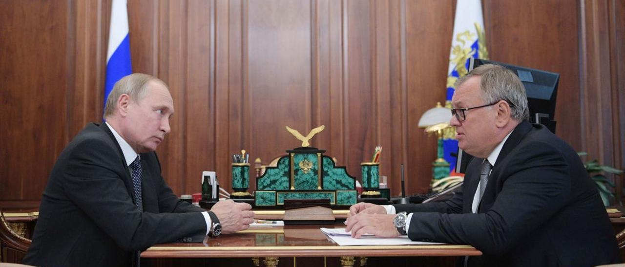 Vladimir Putin, con el consejero delegado del VTB Bank, Andrei Kostin, uno de sus más cercanos consejeros financieros.