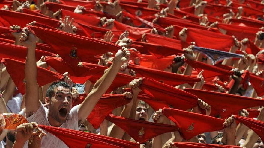 Pañuelo rojo de San Fermín con la silueta blanca de un toro o