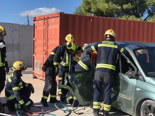 Bomberos de Alicante y del Consorcio Provincial realizan maniobras de rescate en accidentes de tráfico