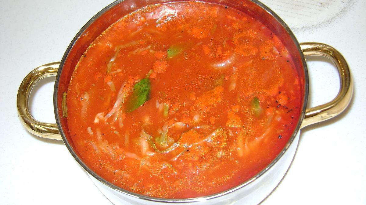 La sopa de tomate y cebolla es muy diurética, ideal para evitar la retención de líquidos.