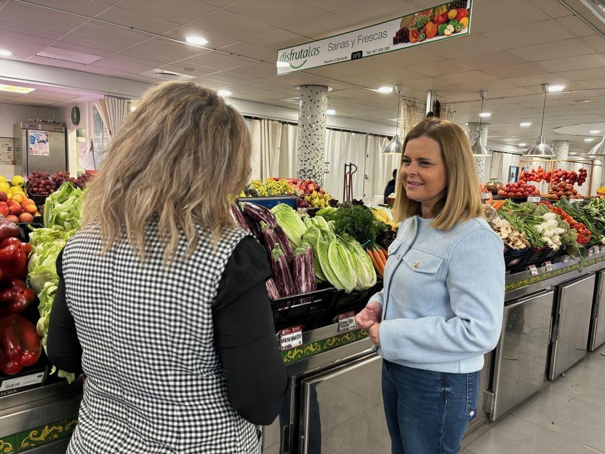 La concejala de Consumo y Comercio, Silvana Rovira, en el Mercado Municipal de Almassora.