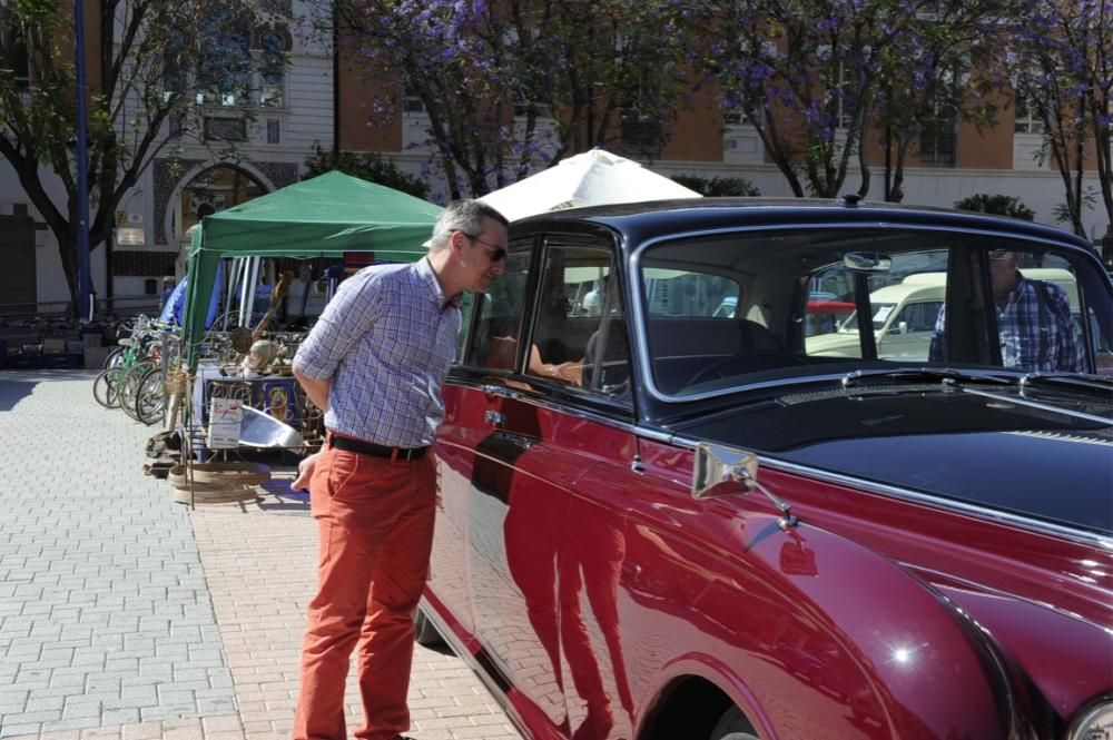 Lo coches antiguos conquistan  el Cuartel de Artillería