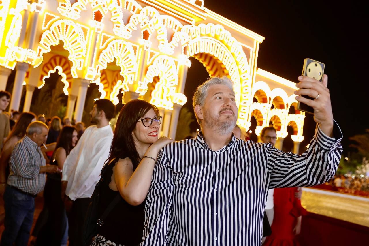 El encendido del alumbrado especial y la portada de la Feria de Córdoba, en imágenes