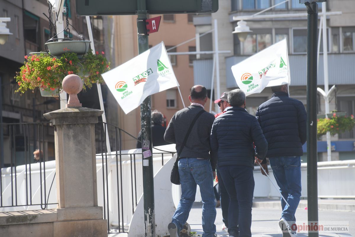 Miles de agricultores y ganaderos toman las calles de Murcia