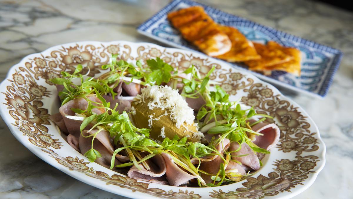 Lengua de vacuno con cremoso de hígado y pan aireado.