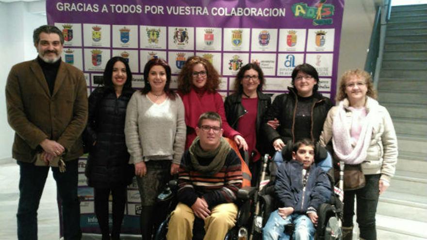 Representantes de ADIS junto al alcalde de Callosa