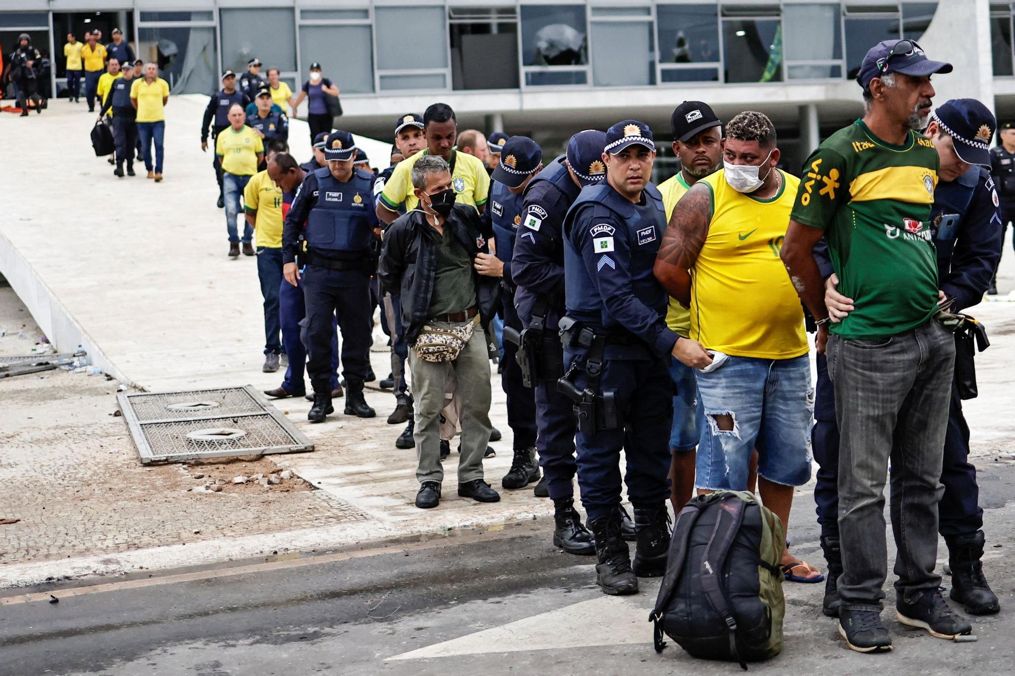 Las fuerzas de seguridad detienen a algunos de los asaltantes del Congreso brasileño en Brasilia.