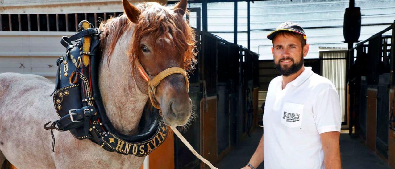 Daniel Avia, propietario de una granja de cabalos en Catarroja