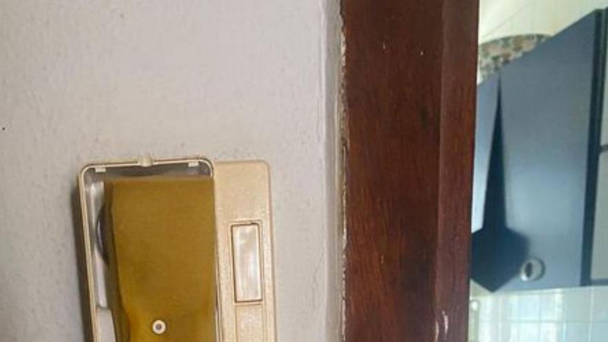 Telefonillo de gomaespuma en un piso de la capital gallega |  J.PRIETO