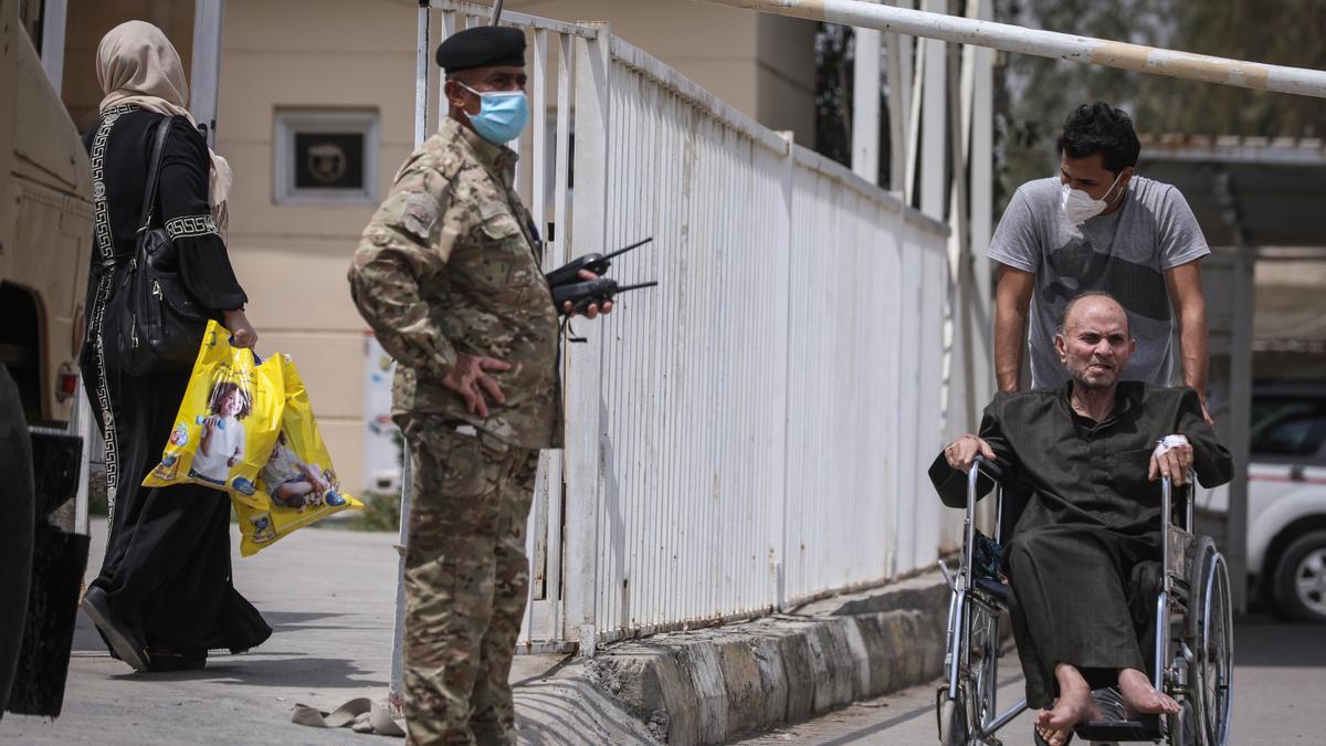 Guardia de seguridad frente al Hospital Ibn Jatib de la capital de Irak, Bagdad.