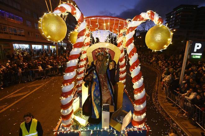 Los Reyes Magos recorren las calles de Vigo