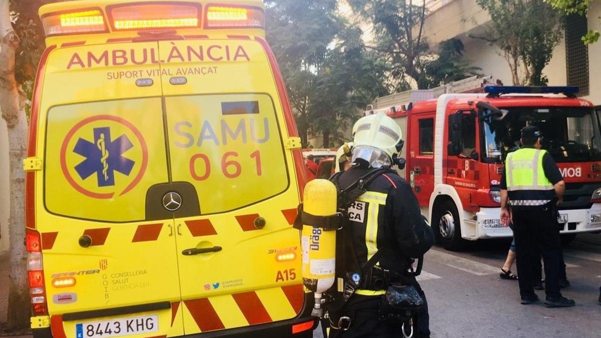 Angustioso rescate de un joven y un bebé atrapados en un edificio incendiado en Palma