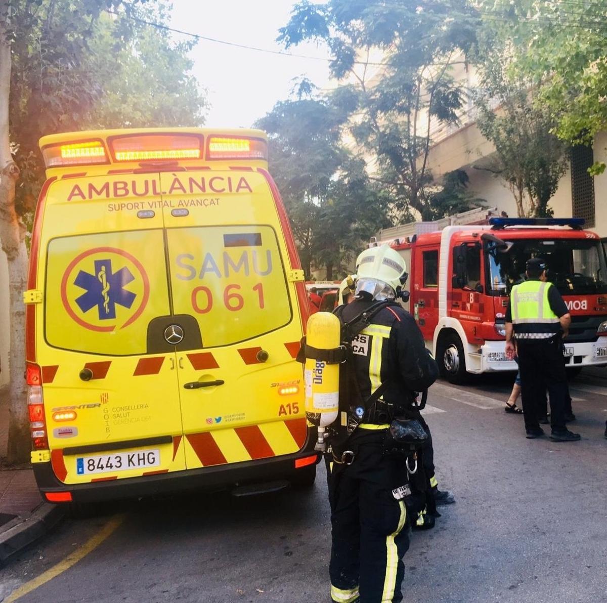 Angustioso rescate de un joven y un bebé atrapados en un edificio incendiado en Palma