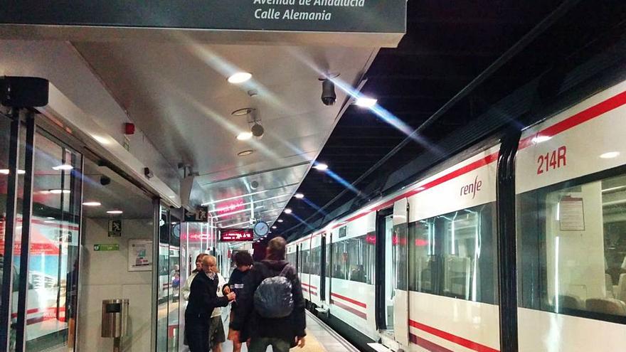 Pasajeros esperan el tren en una estación de Cercanías de Málaga.