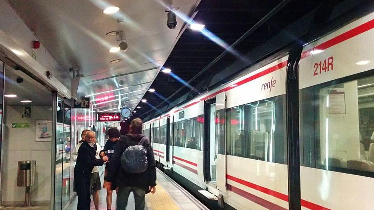 Pasajeros esperan el tren en una estación de Cercanías de Málaga.