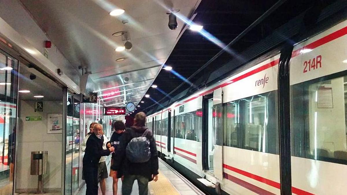 Pasajeros esperan el tren en una estación de Cercanías de Málaga.