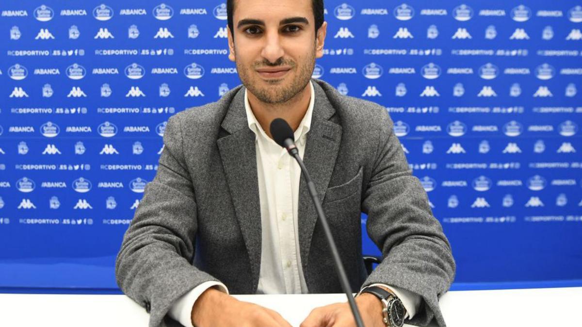 Carlos Rosende, secretario técnico del club, ayer en Riazor. |  // C. PARDELLAS