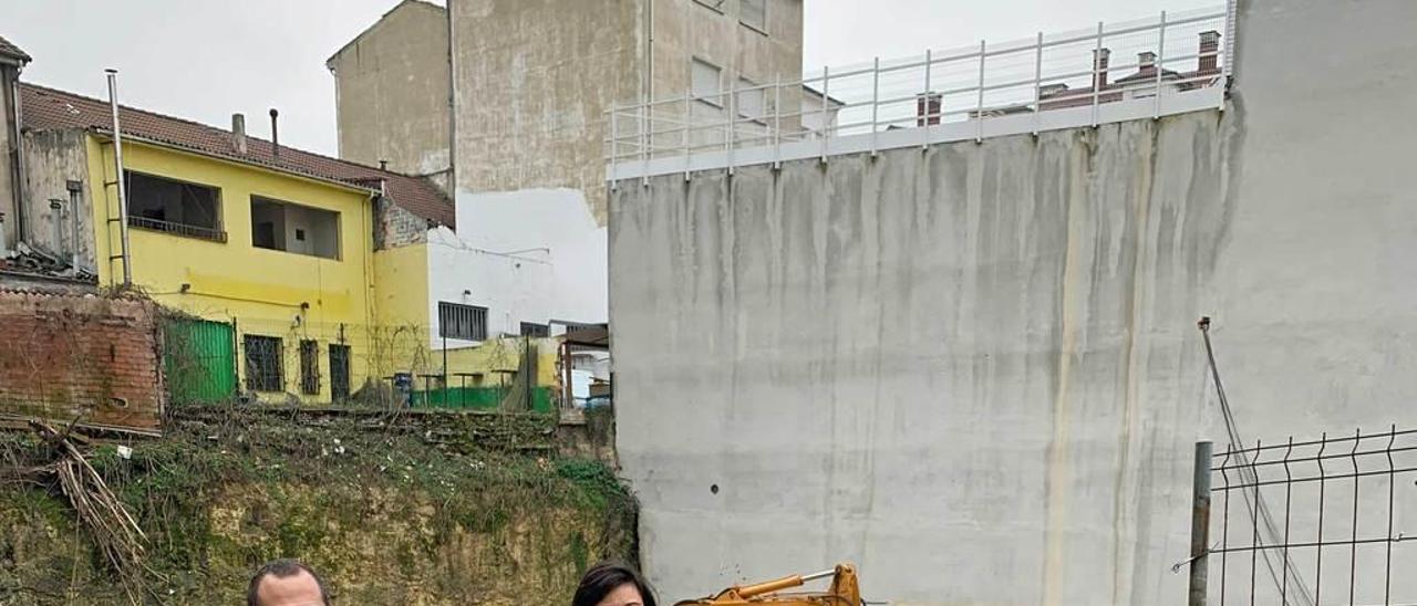 Ángel García y Montse y Belén González Bayón, en una zona en obras.