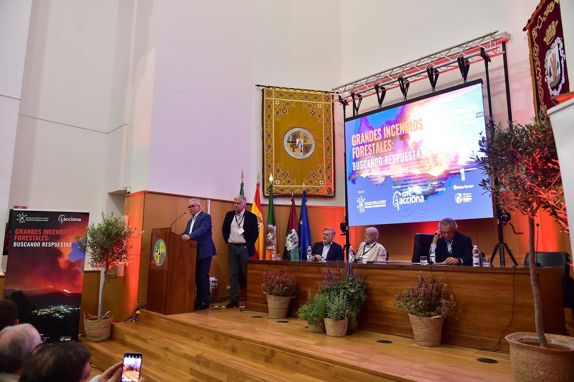FOTOGALERÍA |  Congreso sobre grandes incendios forestales en el centro universitario de Plasencia